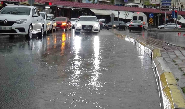 Şanlıurfa'da sağanak yağış etkili oluyor