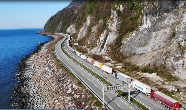 Sarp Sınır Kapısı'nda bayram öncesi yoğunluk uzun tır kuyrukları oluşturdu