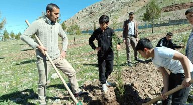 Sason'da öğretmen ve öğrenciler fidan dikimini geleneksel hale getirdi