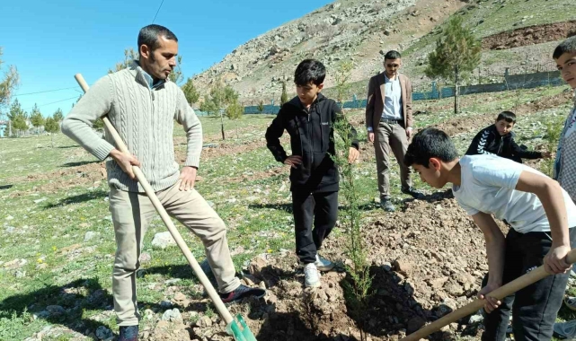 Sason'da öğretmen ve öğrenciler fidan dikimini geleneksel hale getirdi