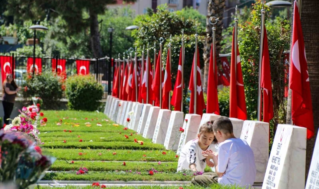 Şehit mezarlığında en buruk bayram