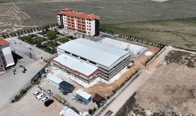 Selçuklu Belediyesi'nden eğitime kapalı spor salonu ve suni çim saha desteği