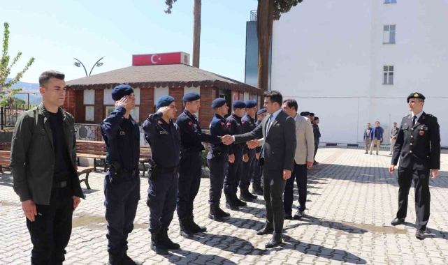 Selendi'de protokol vatandaşlarla bayramlaştı