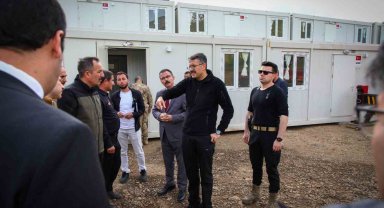 Şemdinli'ye muhtemel depreme hazırlık için konteyner nakliyatı