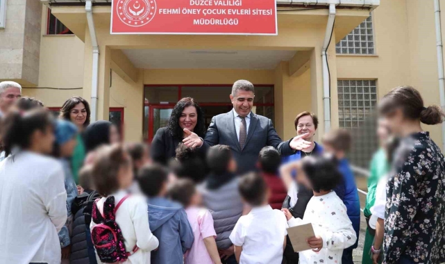 Sevgi evlerinde bayram sevincine ortak oldular