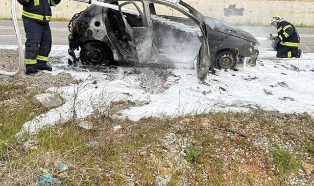 Seyir halinde alev alan otomobilden geriye hurda yığını kaldı