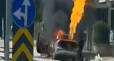 Seyir halindeki otomobil alev alev yandı