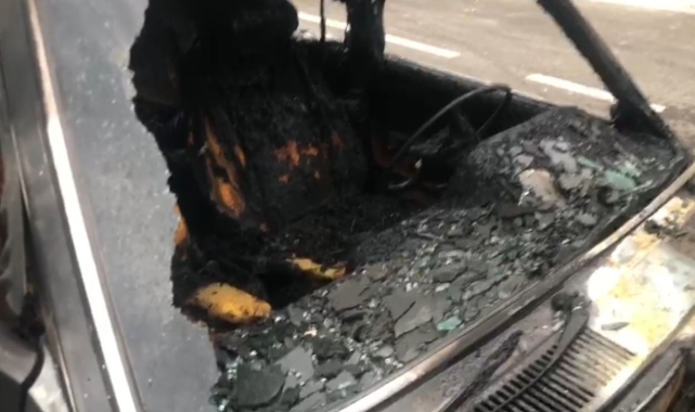 Seyir halindeki otomobil alev alev yandı