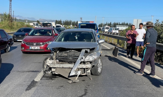 Seyir halindeki otomobil bariyerlere çarptı: 1 yaralı