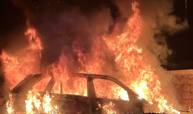 Seyir halindeki otomobil cayır cayır yandı