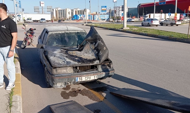 Seyir halindeyken yanan otomobil kullanılmaz hale geldi