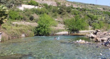 Sıcaktan bunalan depremzedeler, doğal kaynak suyunda serinledi