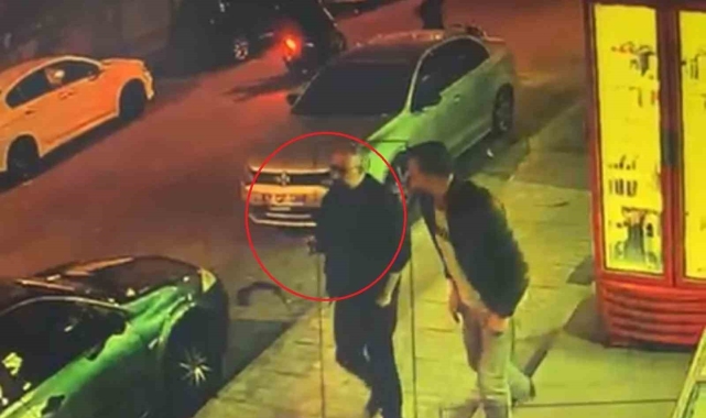 Silahla kahvehane basıldı, müşteri istifini bozmadan çayını alıp dışarıda içti