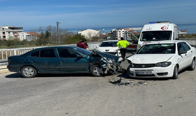 Sinop'ta 2 otomobilin çarpıştığı kazada 2 kişi yaralandı