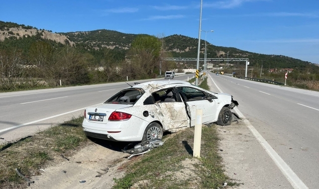 Sinop'ta refüje devrilen otomobildeki 2 kişi ağır yaralandı