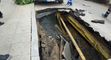 Şişli'de yol çöktü: 2 araç oluşan çukura düştü
