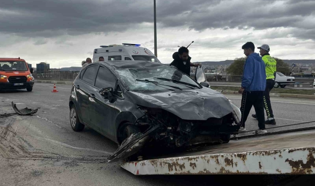 Sivas'ta otomobiller çarpıştı: 3 yaralı