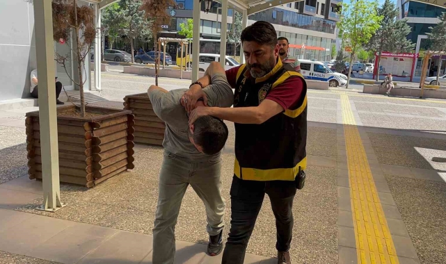 Soyduğu evde polisle birlikte mahsur kalan azılı hırsız tutuklandı