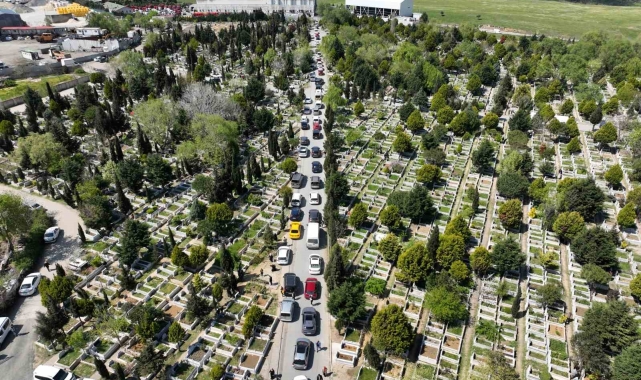 Sultangazi'de mezarlık yolunda uzun araç kuyruğu oluştu