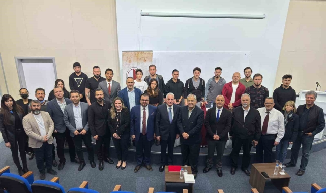 Suriye'de iç savaşa giden yolun en önemli tanıklarından biri olan Türkiye'nin son Şam Büyükelçisi Ömer Önhon, konferans verdi