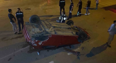 Takla atan otomobilden burunları bile kanamadan çıktılar