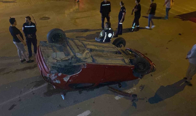 Takla atan otomobilden burunları bile kanamadan çıktılar