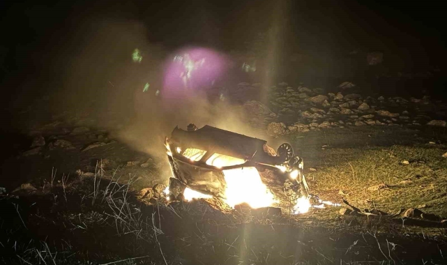 Takla atarak alev alan otomobilden canlarını zor kurtardılar