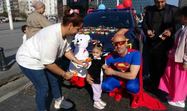Taksim'de arabasını şekerlemelerle donatan Süpermen kostümlü adam çocukların ilgi odağı oldu
