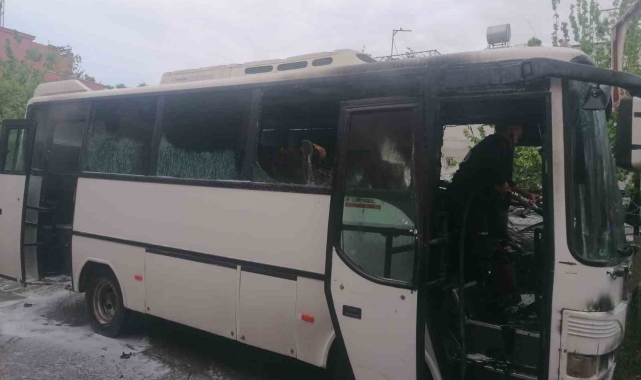Tarsus'ta servis aracı yandı