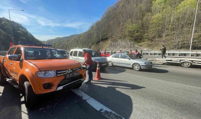 Tatil yolunda zincirleme kaza: 3 yaralı