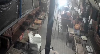 Tavandaki lambaları düzeltirken elektrik akımına kapılarak 4 metreden düştü, o anlar kameraya yansıdı