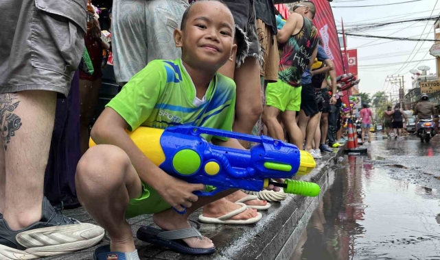 Tayland'da su festivali renkli görüntülerle başladı