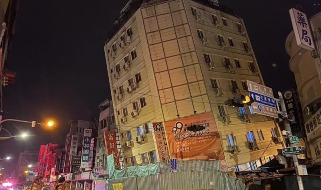 Tayvan'daki depremde bina yan yattı