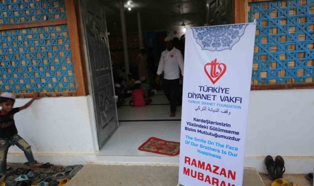 TDV, Bangladeş'te 10 bin kişilik iftar paketi dağıttı