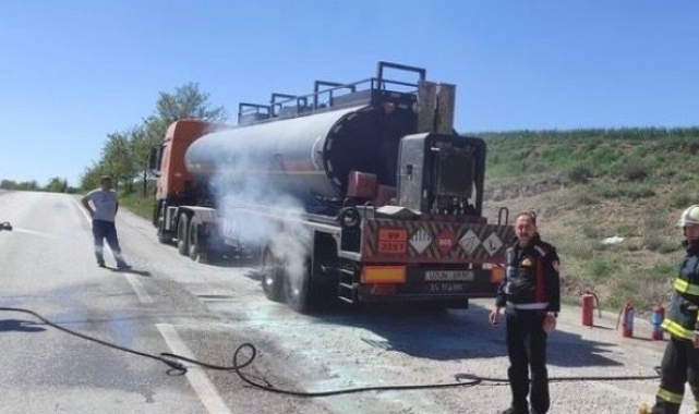 Tehlikeli madde taşıyan tırın dorsesinde çıkan yangın korkuttu