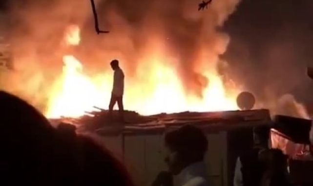 Tek katlı ev alev topuna döndü, mahalleli sokağa döküldü