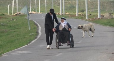 Tek manzarası tavan olan kadın, 10 yıl sonra köy meydanına çıktı