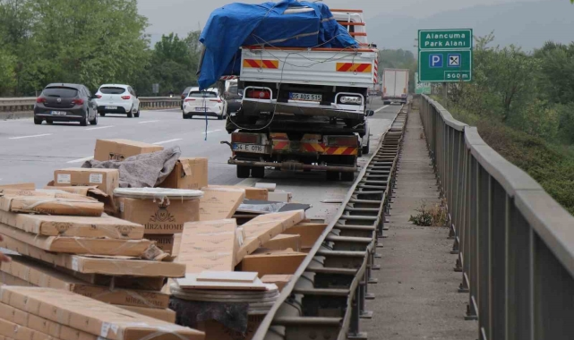 Tekeri patlayan tıra arkadan çarptı, mobilya malzemeleri otoyola döküldü: 2 yaralı