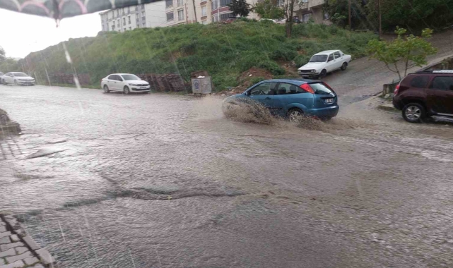 Tekirdağ'da şiddetli yağış sokakları dereye çevirdi