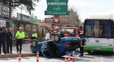 Ters dönen otomobilden burunları bile kanamadan çıktılar