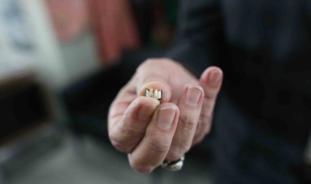 Tırnaktan bile küçük İncil, görenleri hayrete düşürüyor