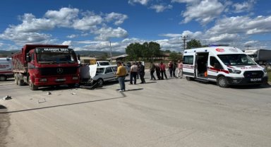 Tokat'ta kamyon ile otomobilin çarpıştığı kazada 3 kişi yaralandı