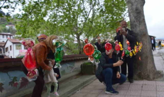 Tokat'ta askıda şeker etkinliğiyle bayrama tatlı dokunuş