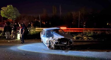 Tokat'ta virajı alamayan otomobil bariyerlere çarptı: 2 yaralı