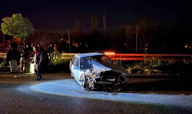 Tokat'ta virajı alamayan otomobil bariyerlere çarptı: 2 yaralı