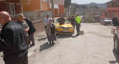 Tokat'ta yokuş aşağı inen taksi takla attı: Yolcu yaralandı