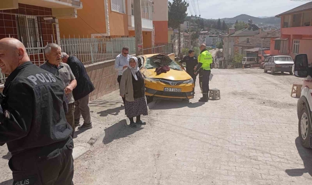 Tokat'ta yokuş aşağı inen taksi takla attı: Yolcu yaralandı
