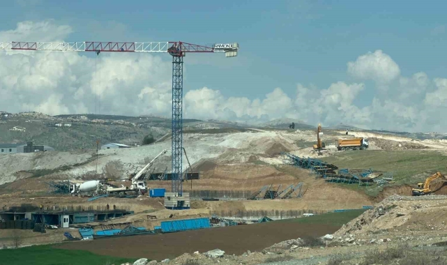 Toprak zemindeki yarıklar paniğe neden oldu