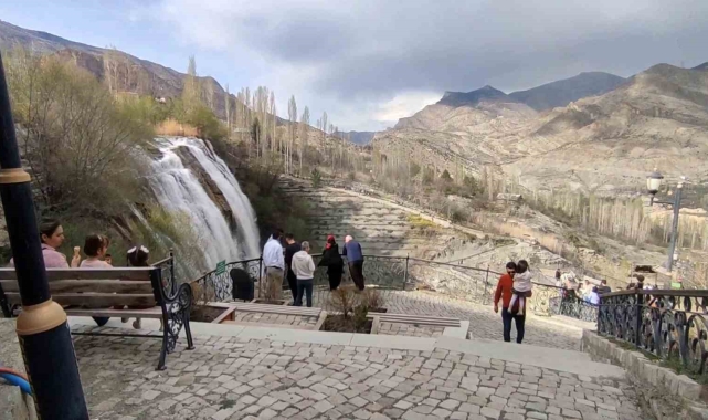 Tortum Şelalesi'nde bayram yoğunluğu