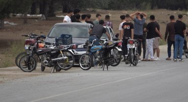 Trafiğe kapalı yol motosiklet yarış pistine dönüştü